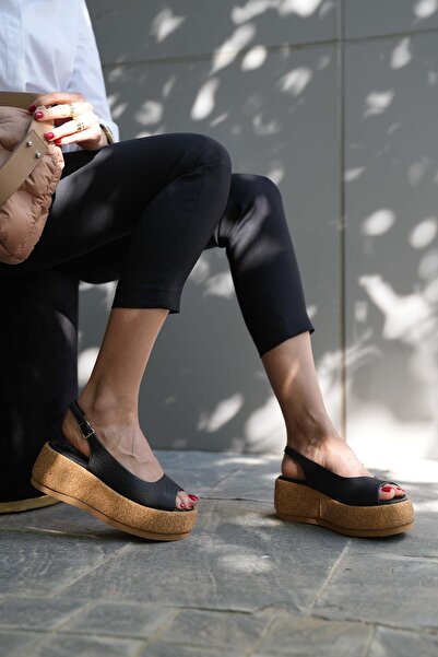 SHOEMOL SKD-038 Siyah Tokalı Kadın Sandalet