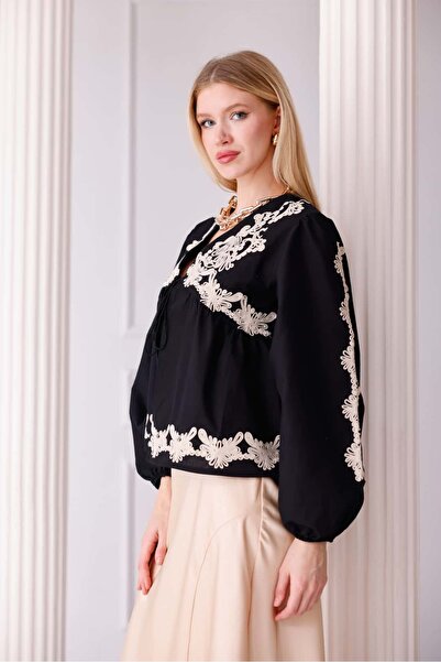 Pulli Collection Bej Nakış Detaylı Siyah Viskon Bluz – V Yaka