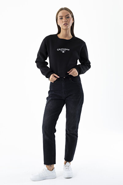 GİYSA سويت شيرت نسائي قصير بياقة دائرية وطباعة كاليفورنيا باللون الأسود - 264421