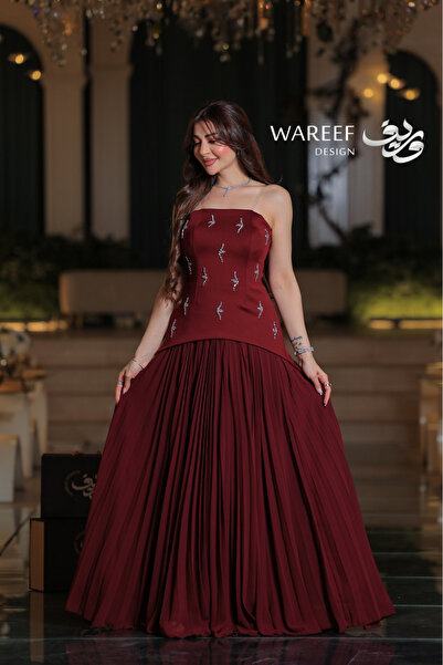 WAREEF FASHION فستان سهرة عنابي بدون اكمام تنورة بليسيه صدر مطرز بالكريستال كريب وشيفون