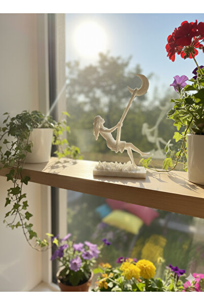 Mat3D Ayda Sallanan Kız 3D Baskı Figür: Hayalperest Dekoratif Masa Üstü Objesi