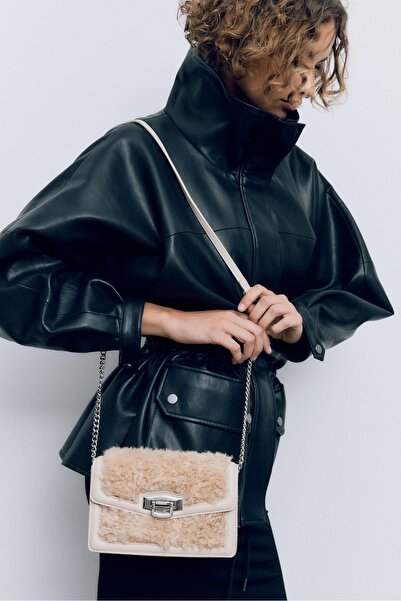 Stradivarius Suni kürk detaylı sert çapraz askılı çanta