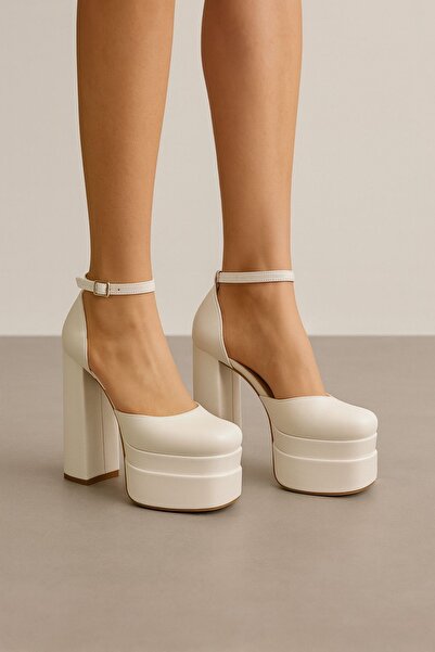 E&L Company Net 15,5cm Kalın topuk, geniş platformlu. Kırık beyaz deri.