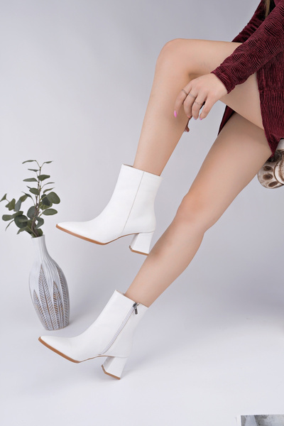 TOLGSHOES KADIN BEYAZ TOPUKLU SİVRİ BURUN KLASİK BOT