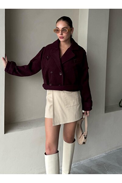 Laluvia Krátká bunda s páskem v bordó barvě