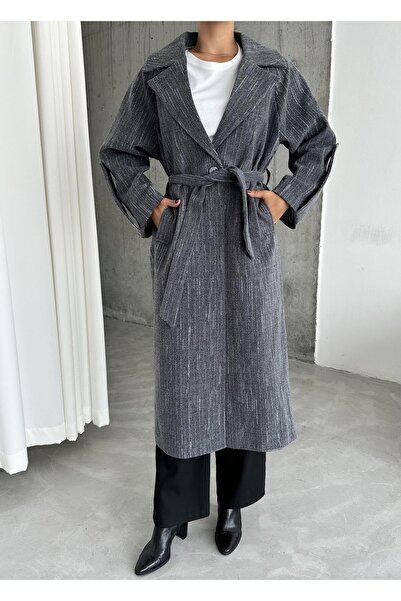 Laluvia Vzorovaný a přepásaný šedo-melanžový dlouhý kabát - detail opasku s rukávem