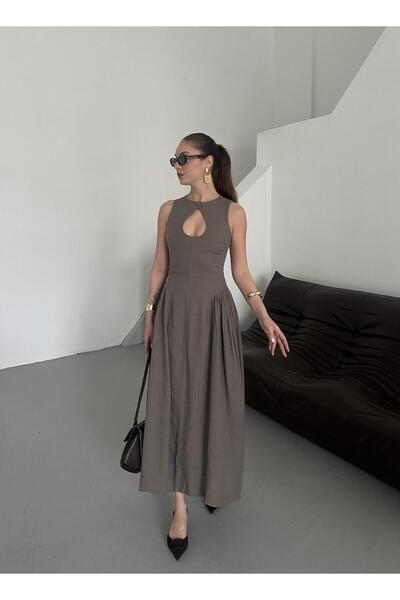 Laluvia Šaty s nízkým střihem a detailem v pase s norkovým límcem