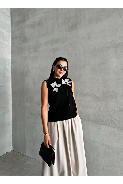 Laluvia Pletený svetr Black Daisy Appique