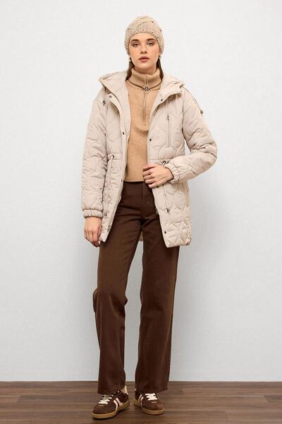 Olcay Kurzer, gesteppter Mantel mit Kapuze und Schnürung an der Taille, STEIN 6777