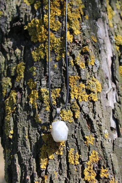 Paganca قلادة من حجر اللابرادوريت الأبيض الخفيف والطاقة الروحية الطبيعية