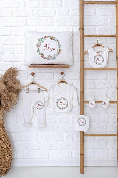 Pia Baby Kutulu İsimli Bebek Hediye Seti – Yastık Kılıfı, Zıbın, Şapka, Önlük...