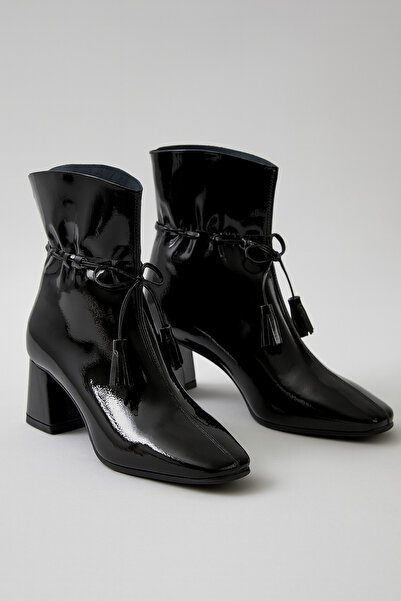 Beyond Černé dámské boty a botičky z lakované kůže s detailem střapce 5,5 cm BYNDPUSBT01