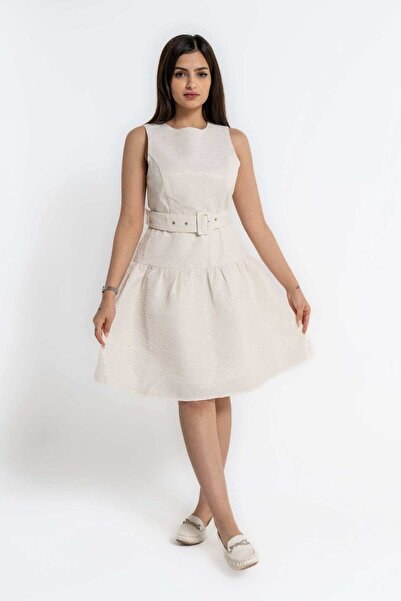 mica فستان قصير بدون أكمام مع حزام خصر