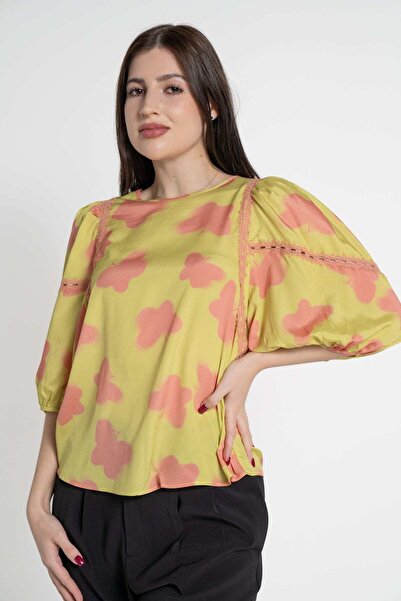 mica بلوزة نسائية ملونة بأكمام منفوخة بطول 3/4