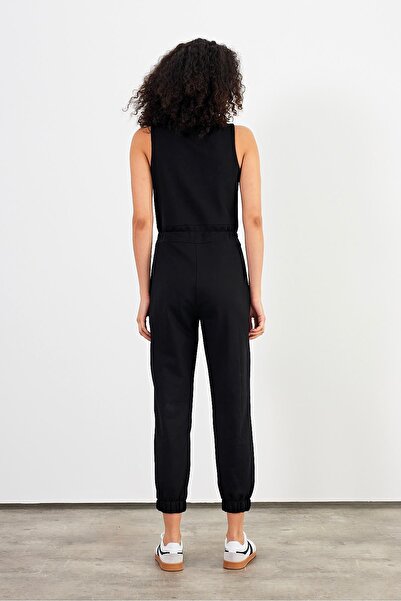 VENA Veronica V-Neck Sleeveless Jumpsuit-Black