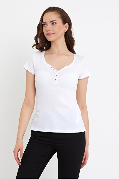 VENA Μπλουζάκι Matilda με λεπτομέρεια με κουμπιά που ταιριάζει στο σώμα-Λευκό