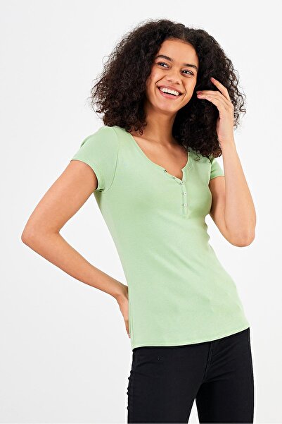 VENA Μπλουζάκι Matilda με λεπτομέρεια με κουμπιά που ταιριάζει στο σώμα-Ανοιχτό πράσινο