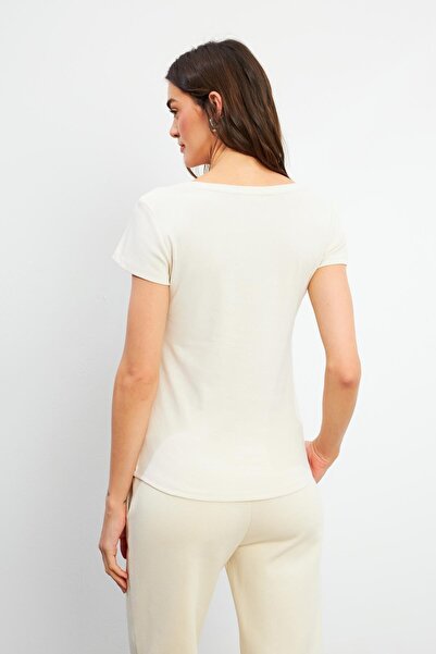 VENA Μπλουζάκι Matilda με λεπτομέρεια με κουμπιά που εφαρμόζεται στο σώμα-Μπεζ