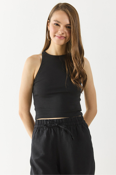 VENA Sandra Halter Top Crop Tank - Black