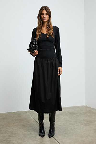 GRIMELANGE PANI YOKEND Kadın V Yakalı Büzgü Detaylı Esnek Kumaşlı Eteği Poplin Siyah Elbise