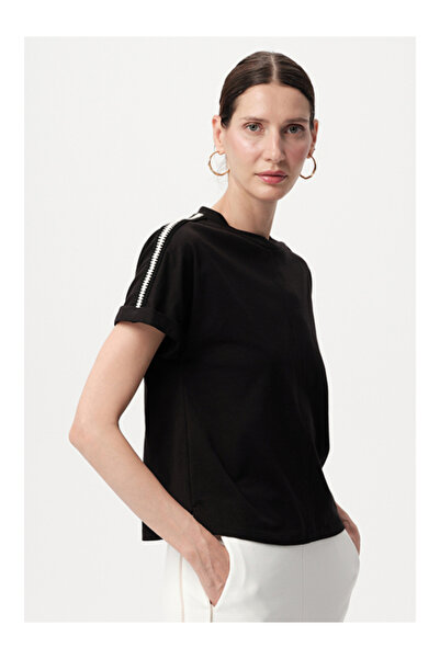 Allyco Κανονικό πλεκτό μαύρο μπλουζάκι με λεπτομέρεια ρίγας στους ώμους