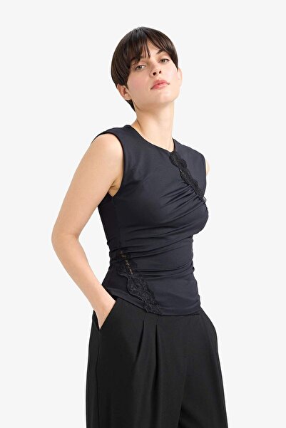 DeFacto Slim Fit Dar Kesim Bisiklet Yaka Dantel Detaylı Kolsuz Bluz G4116AX25AU