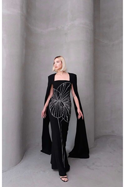 Byİpekce Davina Abiye - Gösterişli Siyah İşlemeli Uzun Abiye Elbise - Pelerinli Davet & Balo Kıyafeti