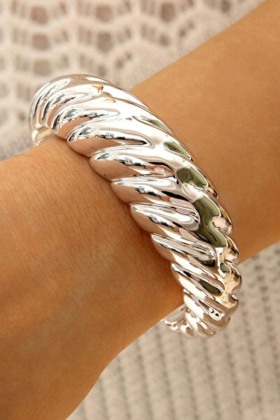 Vitastyle Screw Detailed Plate Clamp Bracelet