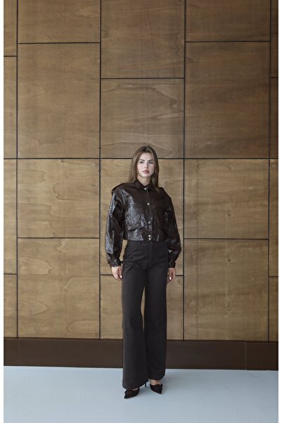 LOISY سترة جلدية فاخرة للنساء مع ياقة وأكمام مزينة بتفاصيل مميزة