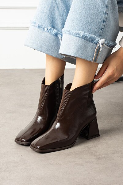 ShoeTek Γυναικείες μπότες Rayt με χοντρό τακούνι με φερμουάρ, τσαλακωμένο καφέ λουστρίνι