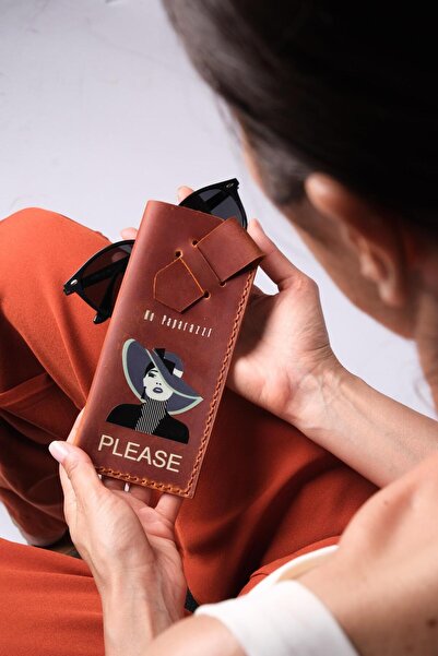 JUNIQ EDITION Hakiki Deri Kahverengi Gözlük Kılıfı – “No Paparazzi Please” Ed...