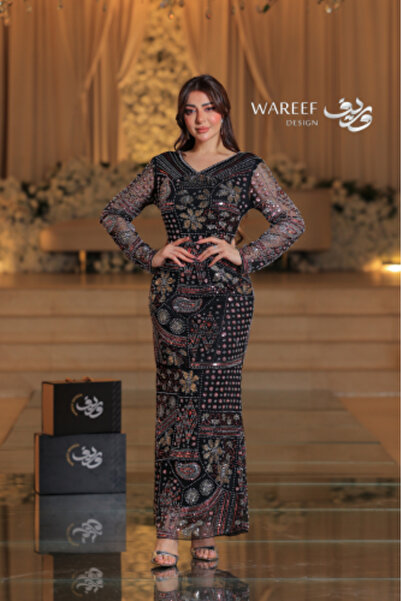 WAREEF FASHION فستان اسود ضيق مزين بالتطريز الملون