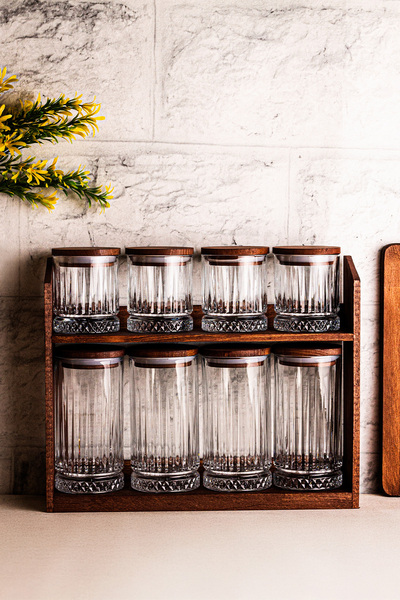 Snippy طقم ميرا ميكس - 8 قطع من حاويات التوابل الزجاجية مع أغطية خشبية وقاعدة خشبية للتخزين