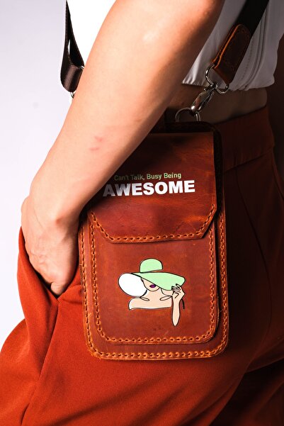 JUNIQ EDITION Hakiki Deri Kahverengi Telefon ve Kart Çantası – Can’t Talk, Busy Being Awesome Edition