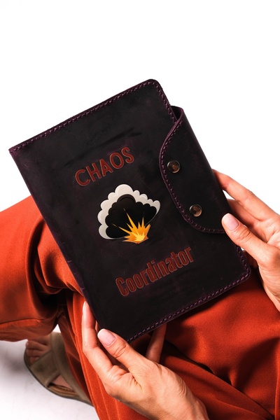 JUNIQ EDITION Hakiki Deri Mor Ajanda Kılıfı – “Chaos Coordinator” Edition | E...