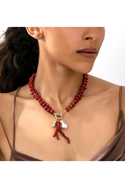 NISHPOINT KIRMIZI TASARIM İNCİ VE MERCAN CHARMLI KOLYE