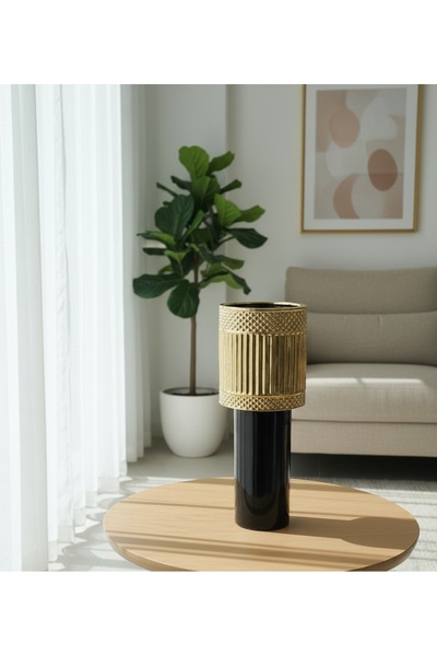 Generic Black and gold decorative flower vase - luxurious design without flowers to add a touch of luxury and elegance to the place