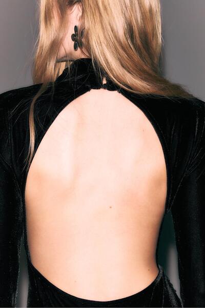 Stradivarius Sırtı açık kadife kısa elbise