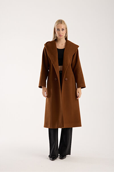 ŞEYDA ERTEM KAHVERENGİ KAPİŞONLI GİZLİ KUŞAK DETAYLI YÜNLÜ MANTO