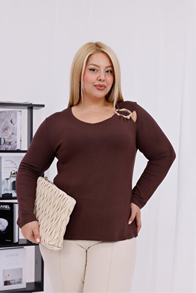 Siyezen Büyük Beden Toka Detaylı Likralı Çilek Kumaş Bluz