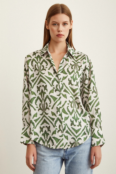 TRENDQUEL قميص ساتان منقوش برقبة على شكل حرف V كاكي