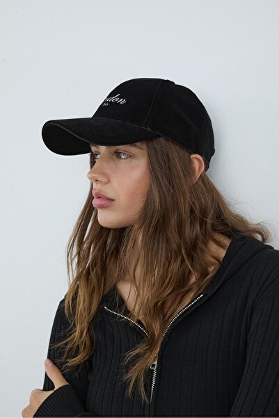 Stradivarius Mesajlı kadife şapka