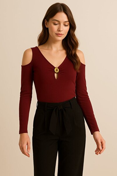 moda biz بلوزة نسائية بورجوندي مكشوفة الكتفين بأكمام طويلة مع تفاصيل إكسسوارات