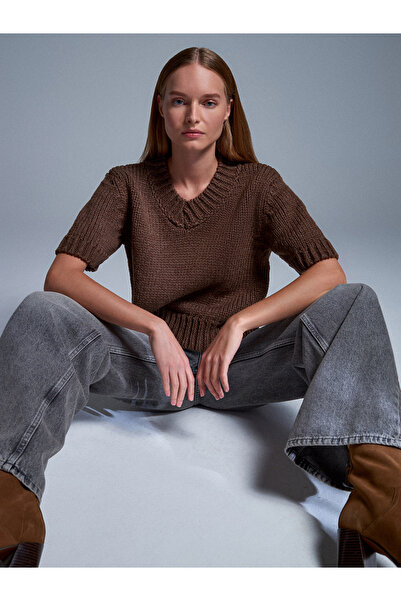 Dilvin 10831 Πλεκτό πουλόβερ με κοντό μανίκι με λαιμόκοψη σε σχήμα V-Καφέ