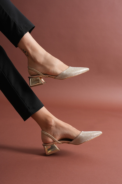 Holy Heel Liora Sivri Burun Arkası Açık Yandan Toka Detaylı Altın Simli Günlük Kadın Topuklu