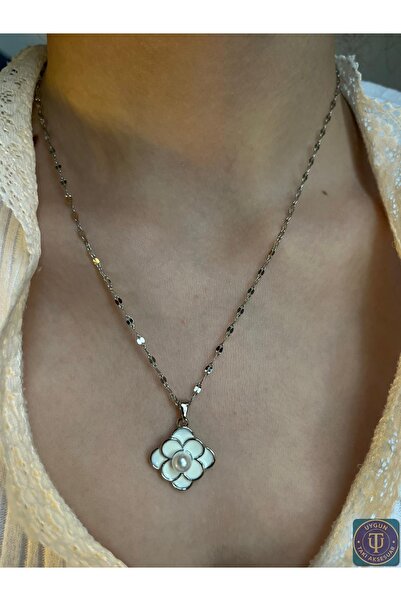 uyguntakıaksesuar قلادة زهرة بيضاء بتفاصيل اللؤلؤ - قلادة نسائية أنيقة، لون ف...