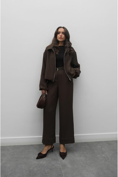 Havoş طقم سترة وبنطلون بني اللون مع طيات عند الأرجل