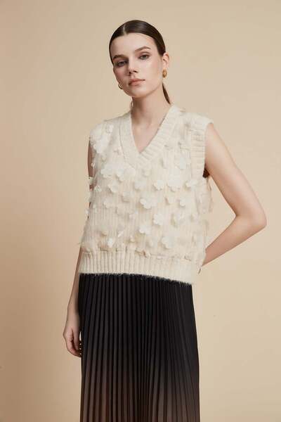 Yola V-Neck Floral Sweater