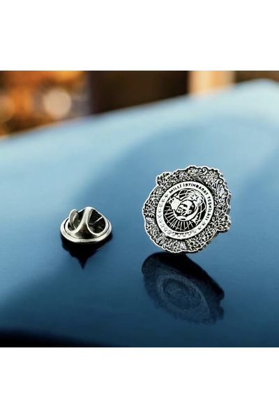 Kuyumcudan TÜRK MİLLETİNİN HİZMETİNDEYİZ YAKA ROZETİ - 925 AYAR GÜMÜŞ