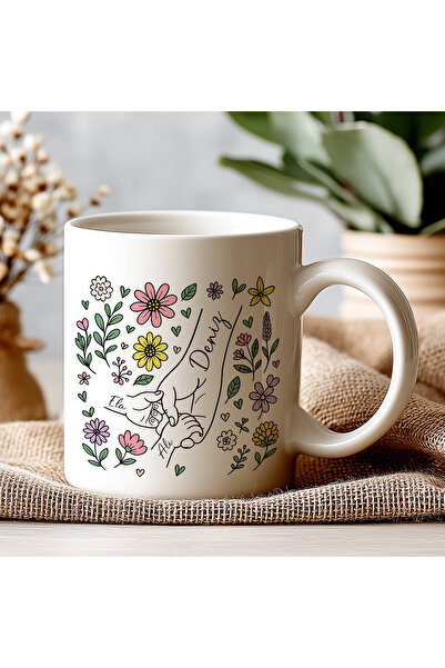 artemoris Kişiye Özel Anne Baba ve Çocuk İsimli Kupa – El Ele Çizimli, Çiçekl...